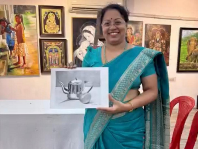 Live graphite pencil demonstration by Hema Mohan during International Art Exhibition April 2025